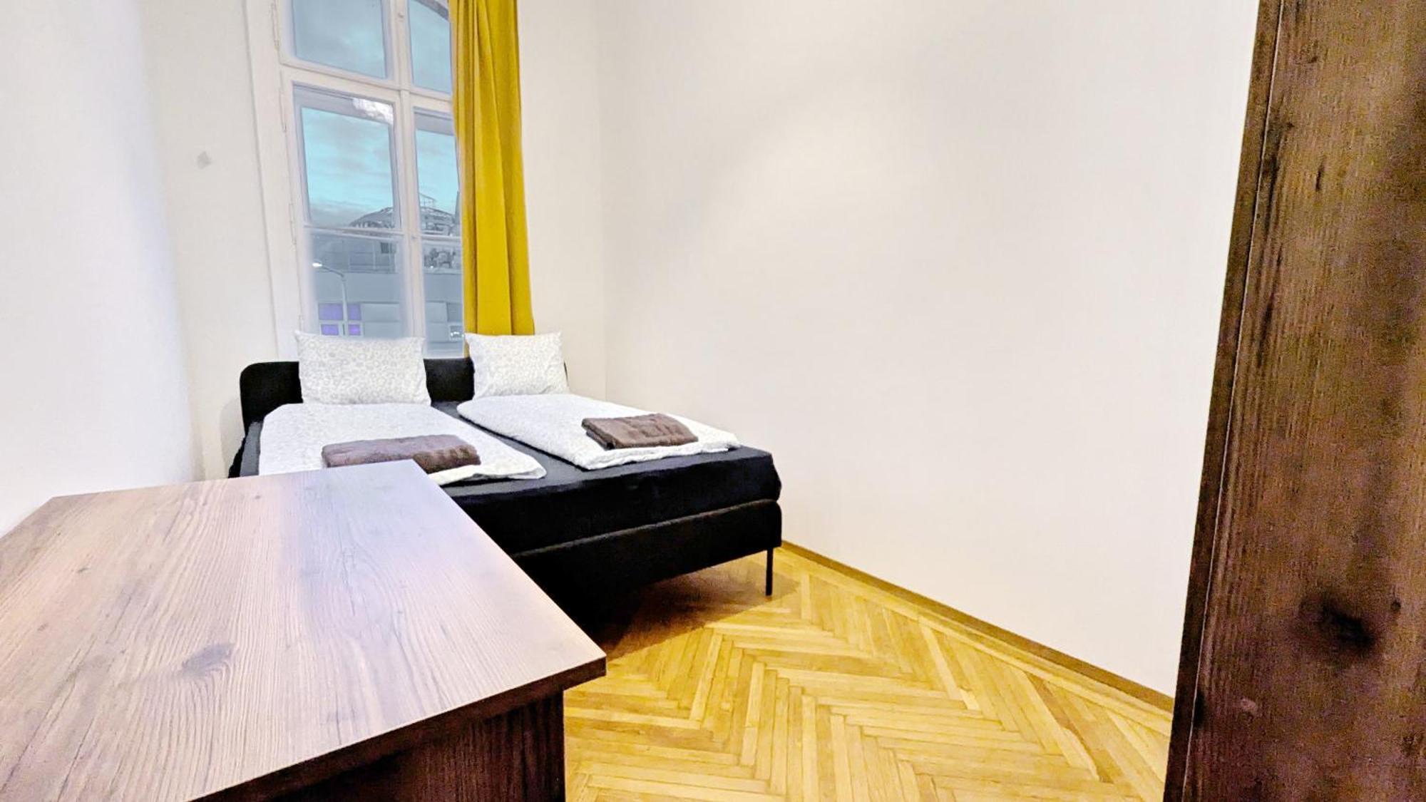 Homestay Spacious - 15 Min From Airport & Center, 5 Min From Main-bus Station Ez7 *