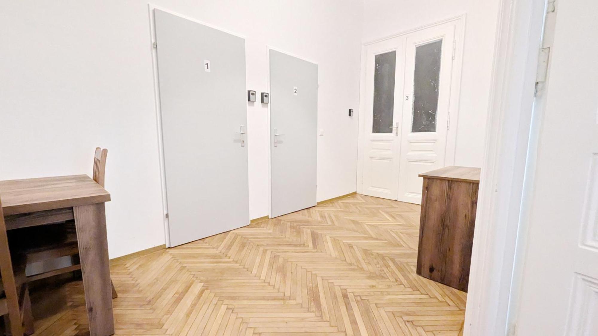 Spacious - 15 Min From Airport & Center, 5 Min From Main-bus Station Ez7